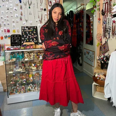 Gilet Brodé Flores Noir et Rouge 50% Alpaga — Miniature 2