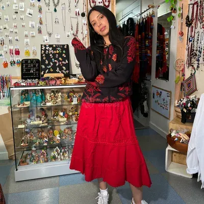 Gilet Brodé Flores Noir et Rouge 50% Alpaga — Miniature 1